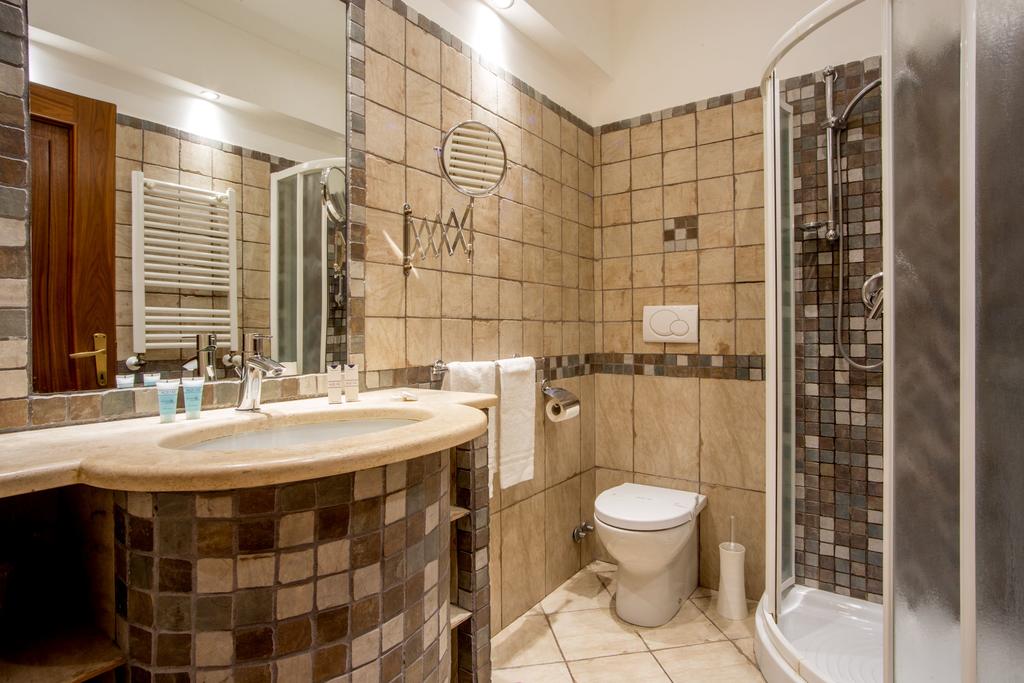 Bagno in camera con doccia | Basilio 55 Roma